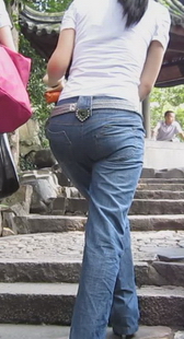 街拍登山蓝牛美女好身材