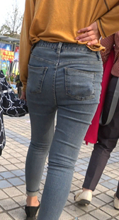 街拍灰牛仔年青妈咪