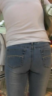 街拍少妇翘起的牛臀