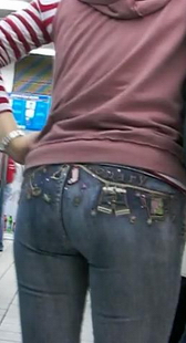 街拍超市蓝牛圆臀少妇等待买单