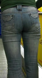 街拍超市浅蓝牛丰满少妇