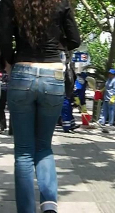 商务区的紧牛露腰美眉