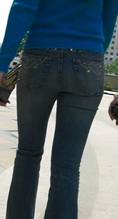 街拍灰牛美眉，臀圆玉润