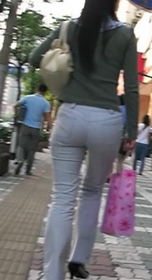 街拍白紧牛扭动身形