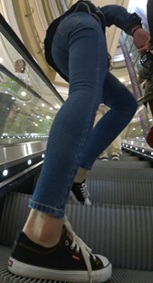 紧身翘臀蓝牛美女上电梯