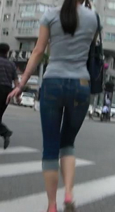 街拍七分蓝牛美眉扭动诱惑