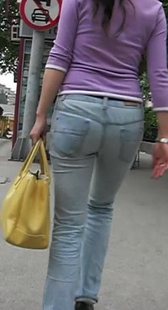 街拍浅蓝牛翘臀美眉