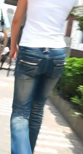街拍蓝牛mm苗条身材