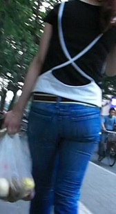 街拍紧身美少妇