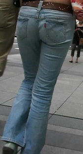 露腰的国产美女与老外，不像情侣