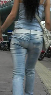 街拍浅蓝牛紧裤美眉
