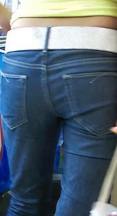 街拍露腰美眉特写