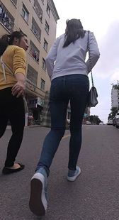 街拍牛仔裤小妹前后