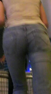 街拍丰满的紧牛少妇上天桥