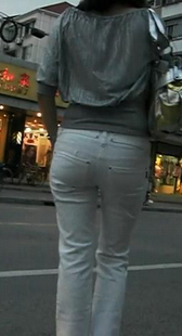 街拍寂寞的白裤美眉