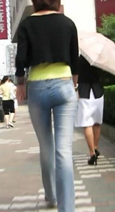 街拍苗条身材的蓝牛mm