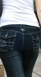 街拍步行街上两个丰满白衣紧裤少妇