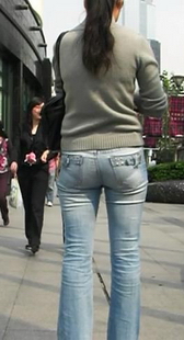 街拍蓝牛少妇显内痕