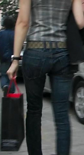 街拍细腰蓝牛时尚美眉