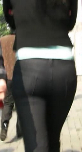 街拍中学老师的黑色紧裤美臀