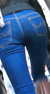 街拍蓝牛长靴气质mm上天桥