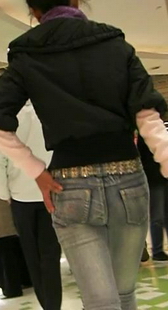 街拍灰牛雪地靴时尚美眉