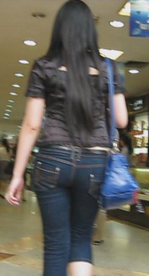 街拍丰满蓝牛小美眉，有臀部特写