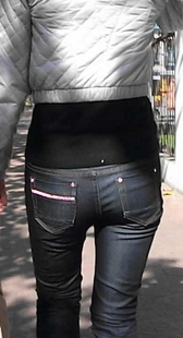 紧裤包裹着扭动的臀部，跟拍享受视觉的冲击