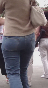 街拍庙宇里的牛仔少妇，宽大的臀部特写