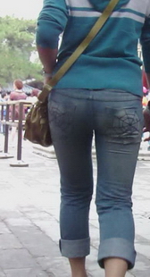 街拍牛仔小妹屁股上长了两个蜘蛛网