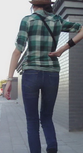 街拍烈日下的灰牛少妇