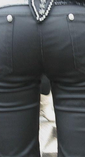 街拍黑紧裤臀部特写