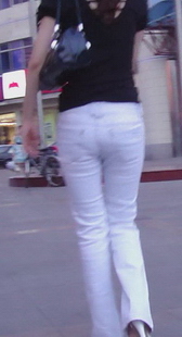 黄昏时白紧牛少妇扭动的风采