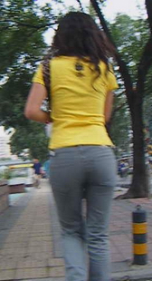 街拍绿色紧裤mm的背影