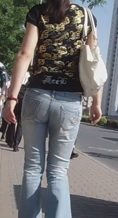 街拍浅蓝牛少妇的走姿