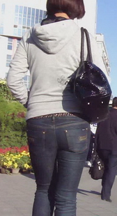 街拍紧牛美眉的走姿