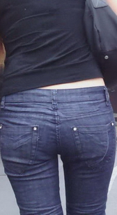 街拍7分薄蓝牛，紧紧的臀部特写