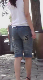 中裤美眉包的还是很蛮紧的