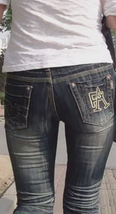 街拍短发干练少妇的紧牛走姿