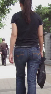 蓝牛少妇宽臀背影