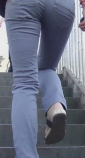 紧裤美眉上天桥时的仰拍臀部特写