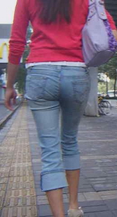 红衣紧裤飒爽的走姿