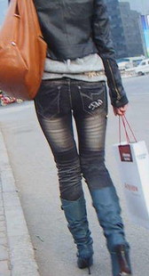 紧裤中靴美眉略带女王风范的背影