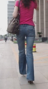 走起路来看的出是复古的喇叭裤