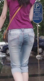 紧牛mm在雨天腼腆的走姿