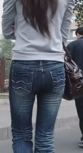 街拍长发紧牛美眉的走姿