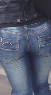 街拍紧蓝牛美眉臀部特写