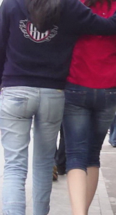 街拍两个蓝牛在景点闲逛