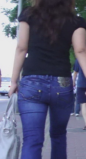 街拍两个蓝牛紧裤的扭动