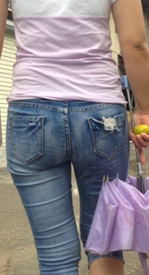 街拍七分蓝牛紧臀少妇